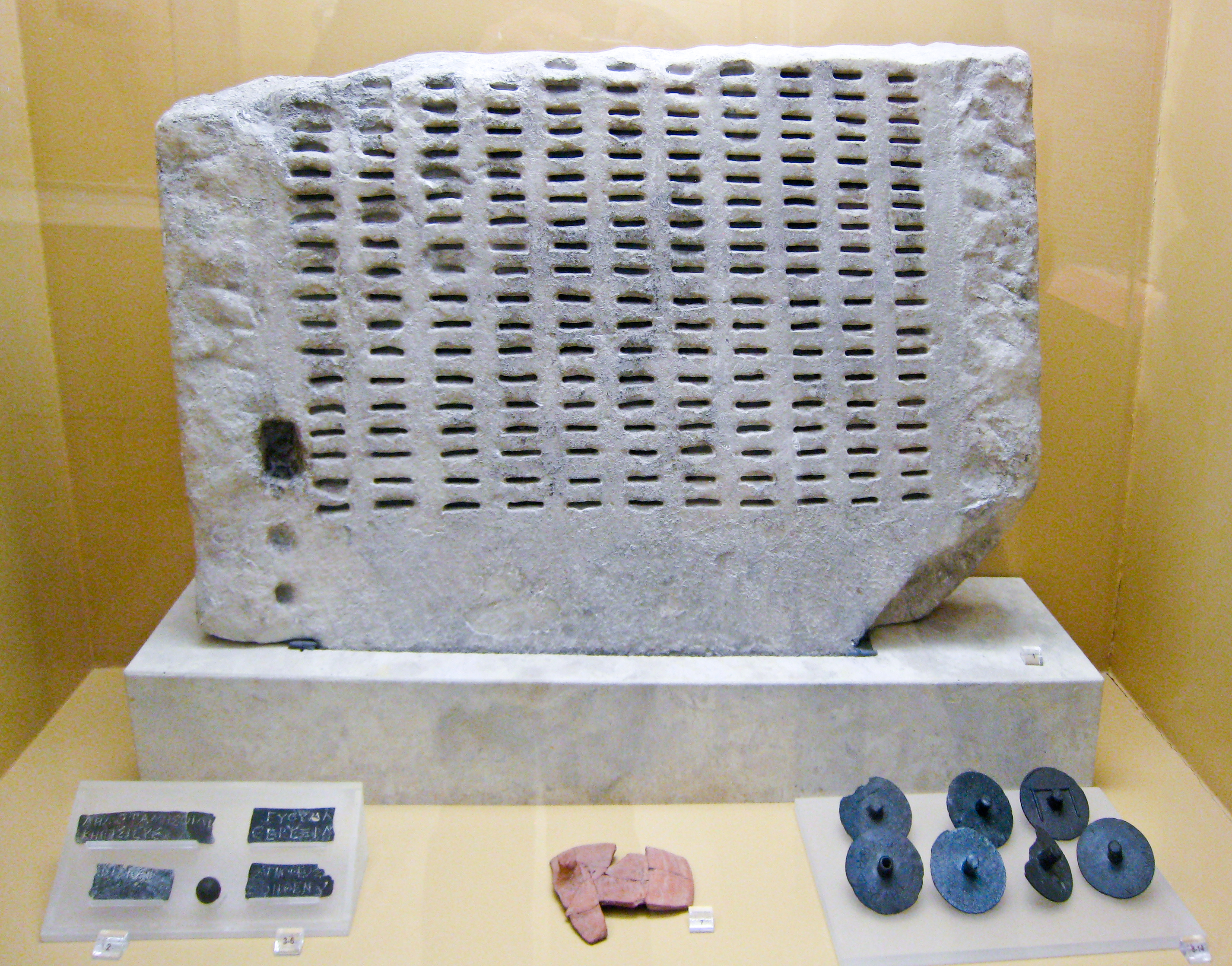 Kleroterion utilitzat per al sorteig cívic a l'Atenes antiga