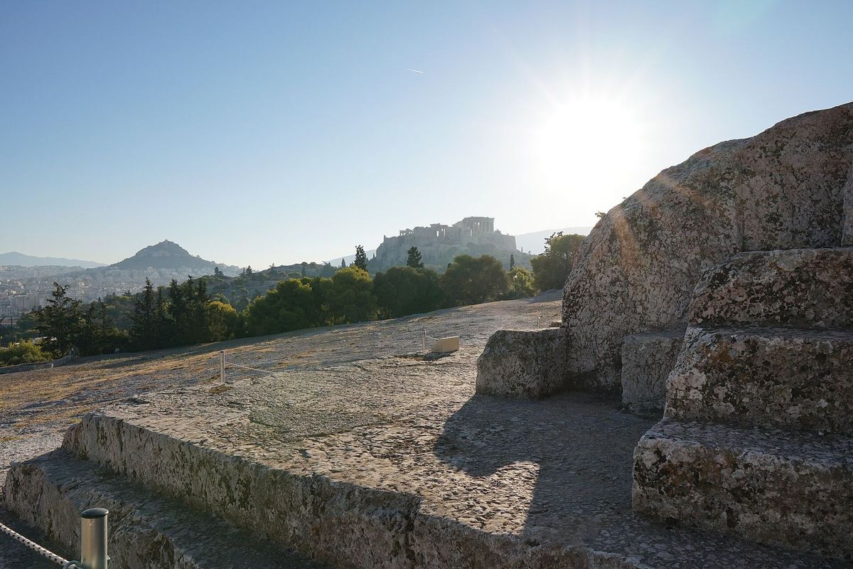 Els graons tallats a la roca del bema, a la Pnyx d’Atenes, amb l’Acròpoli al fons
