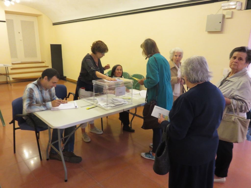 Una mesa electoral a Begur durant les eleccions del 2015
