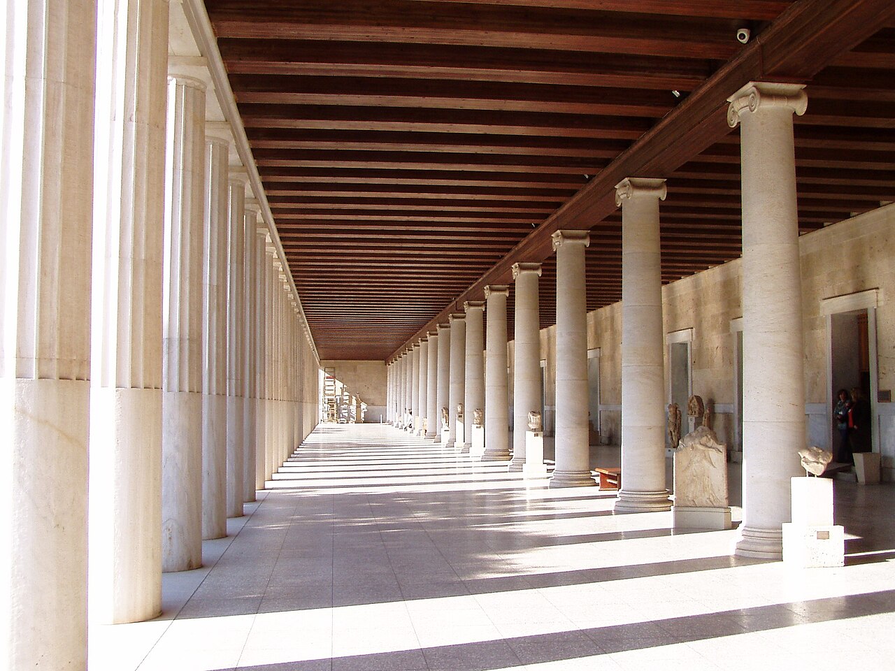 L'Stoa d'Àtalos a l'Àgora atenesa — reconstruïda com a espai cívic